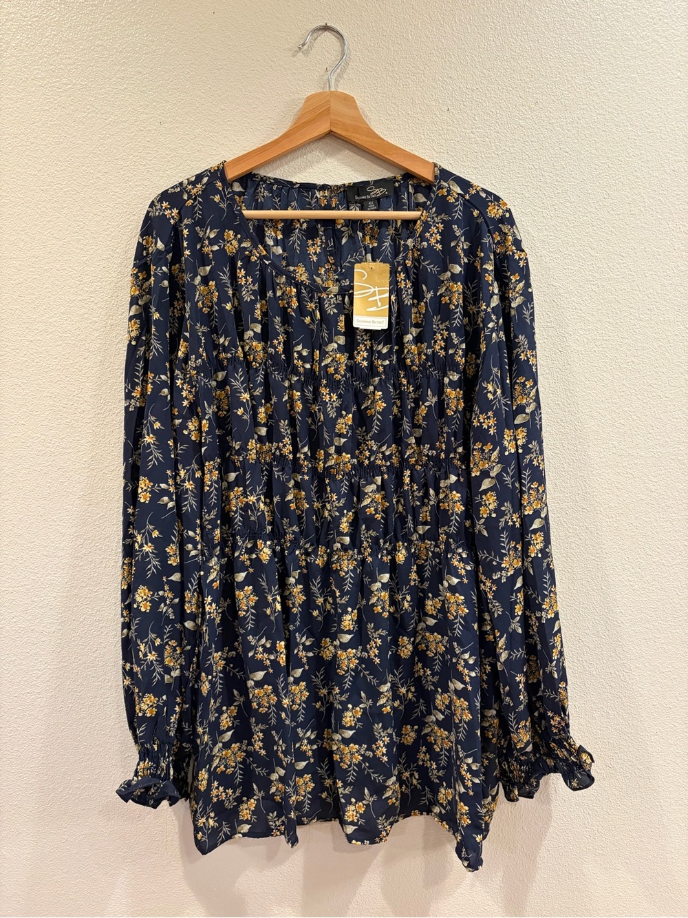 5/$20 Suzanne Betro Navy Floral Ruffled Cuff Blouse